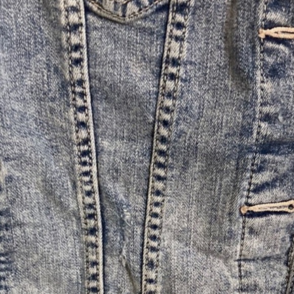 Torrid women’s denim jacket size 1 light wash distressed - Picture 4 of 14
